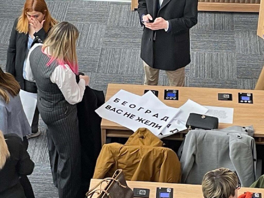 Atmosfera prilikom drugog pokušaja konstitutivne sednice Skupštine Beograda (FOTO/VIDEO) 5 Atmosfera prilikom drugog pokušaja konstitutivne sednice Skupštine Beograda (FOTO/VIDEO) 5