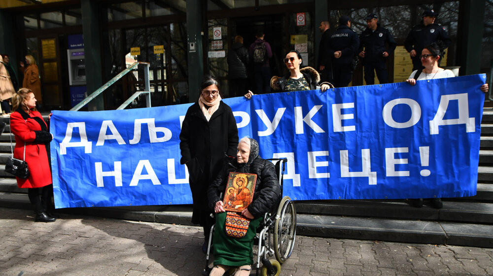 Četvrti protest u Novom Sadu u znak podrške Ani Mihaljici kojoj su oduzeta deca 1