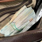 Pokušao da prokrijumčari 80.000 evra među odećom 6