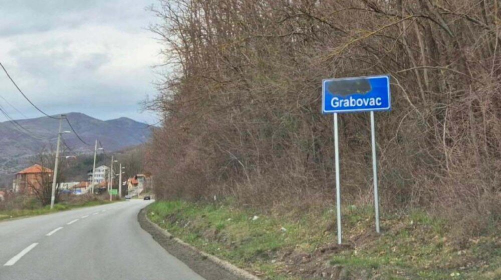 Samo dan nakon uklanjanja ćiriličnih, prefarbani natpisi na albanskom jeziku na tablama na severu Kosova 1