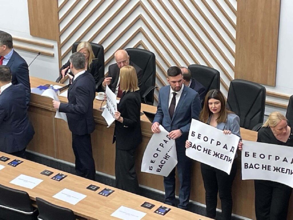 Atmosfera prilikom drugog pokušaja konstitutivne sednice Skupštine Beograda (FOTO/VIDEO) 2 Atmosfera prilikom drugog pokušaja konstitutivne sednice Skupštine Beograda (FOTO/VIDEO) 2