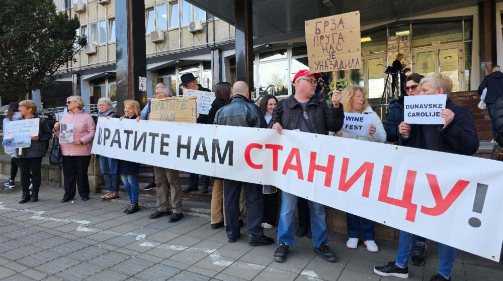 Vratite nam stanicu i voz: Meštani Čortanovaca protestuju ispred Ministarstva građevinarstva i infrastrukture 1