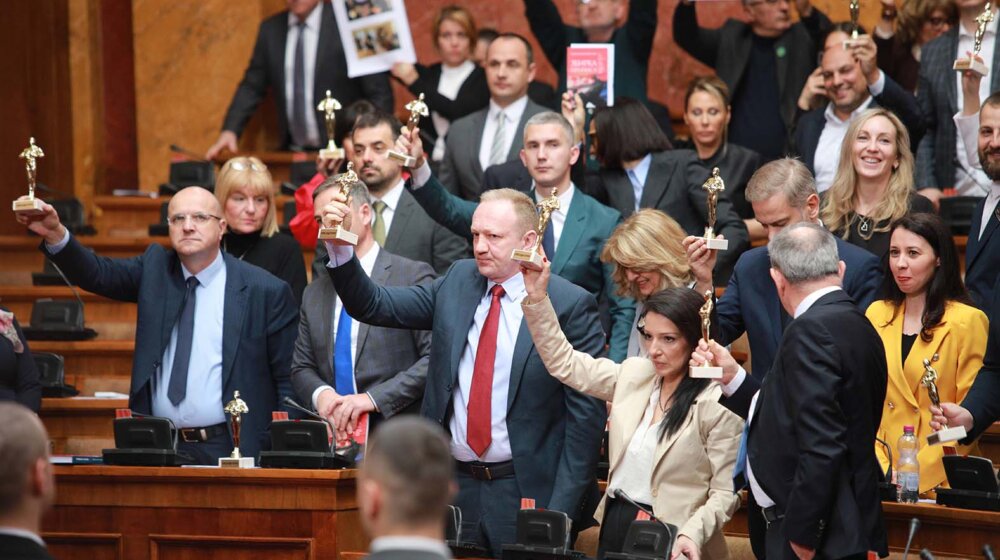 Skupština bira Anu Brnabić za predsednicu parlamenta: Opozicija pokazala figuru Oskara, sednica se se nastavlja sutra 1