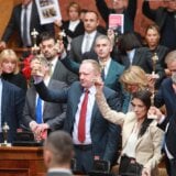 Skupština bira Anu Brnabić za predsednicu parlamenta: Opozicija pokazala figuru Oskara, sednica se se nastavlja sutra 7