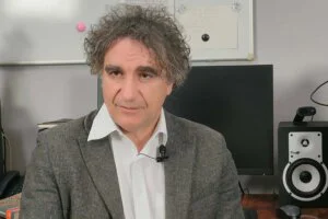 Profesor Mašinskog fakulteta i stručnjak za energetiku Miloš Banjac izjavio je danas da mađarska kompanija MOL, koja pregovara o kupovini udela u Naftnoj industriji Srbije (NIS), svakako ima interes da uđe na ovo tržište, "jer mu se na tacni pruža cela Srbija", ali dodaje da je ključno pitanje cene.