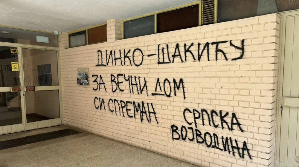Ponovo ispisan grafit na ulazu u Gruhonjićevu zgradu 1