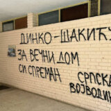 Ponovo ispisan grafit na ulazu u Gruhonjićevu zgradu 1