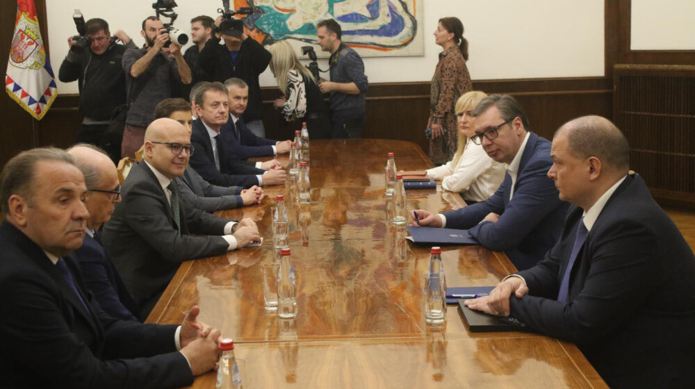 Vučić na konsultacijama sa predstavnicima SNS 1
