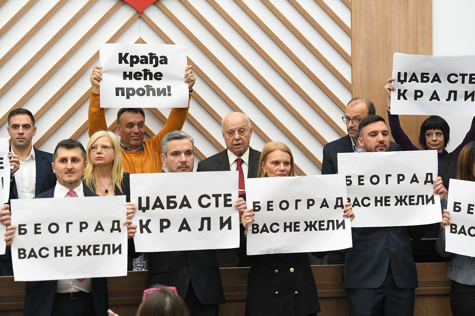 Vučić se sastaje s vrhom SNS zbog situacije u Beogradu: Hoće li naprednjaci nadglasati šefa? 3 Vučić se sastaje s vrhom SNS zbog situacije u Beogradu: Hoće li naprednjaci nadglasati šefa? 3