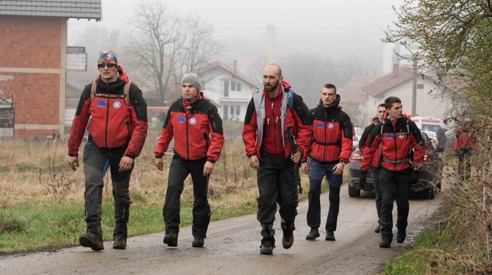 Smanjen broj policajaca u Banjskom polju, lažna uzbuna da je devojčica pronađena 1