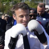 "Makron se sprema da se bije sa Putinom": Pojavile se fotografije predsednika Francuske zbog kojih ga upoređuju sa Rokijem (FOTO) 3