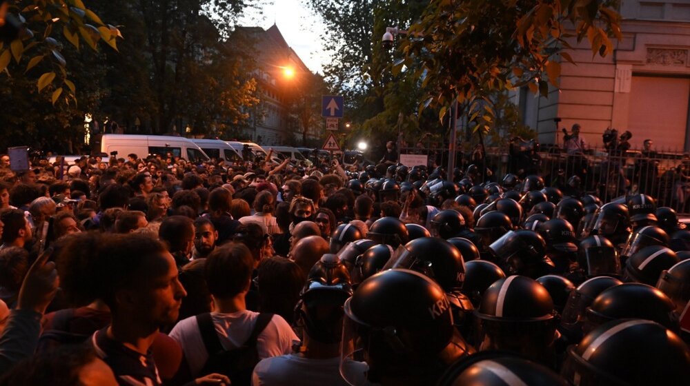 "Ostavka Orbana": Hiljade ljudi protestuje ispred zgrade Parlamenta u Budimpešti 1