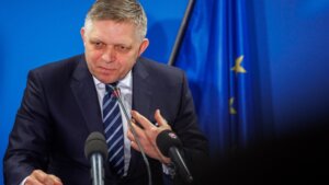 Nakon višenedeljne blokade sankcija EU protiv Rusije, slovački premijer Robert Fico ipak je u poslednjem trenutku popustio. Ta njegova politika trebalo bi da skrene pažnju sa unutrašnjih problema.