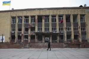 Iz ukrajinskog Kupjanska evakuišu se civili. Mnogi oklevaju da napuste svoje domove – često do poslednjeg trenutka. A tada evakuacija postaje opasna po život. Reporterka DW-a bila je na licu mesta.