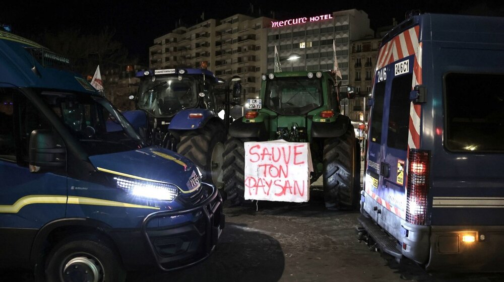 Poljoprivrednici blokirali Trijumfalnu kapiju u Parizu, uhapšeno 66 osoba 1
