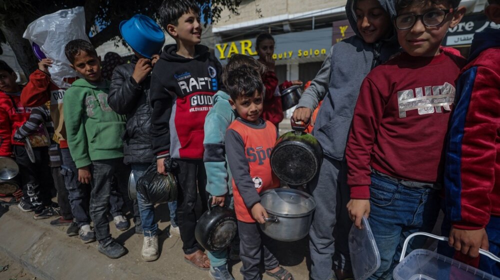 "Deca preturaju po đubretu da bi pronašli hranu, 15 umrlo od gladi": Humanitarna situacija u Gazi sve gora 1