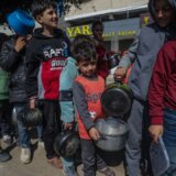 "Deca preturaju po đubretu da bi pronašli hranu, 15 umrlo od gladi": Humanitarna situacija u Gazi sve gora 3