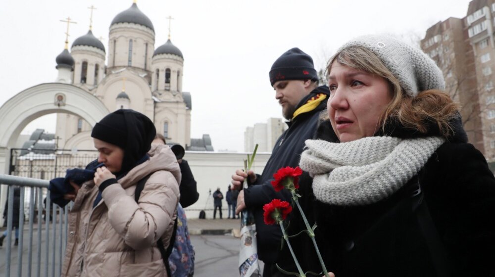 Grob Navaljnog u Moskvi prekriven cvećem, Rusi u dugačkoj koloni čekaju da mu odaju poštu 1