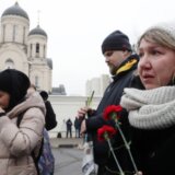 Grob Navaljnog u Moskvi prekriven cvećem, Rusi u dugačkoj koloni čekaju da mu odaju poštu 5