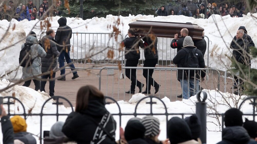 (VIDEO) Sahranjen Aleksej Navaljni: Ruski opozicionar na groblju u Moskvi ispraćen uz zvuke pesme Frenka Sinatre "My Way" 1
