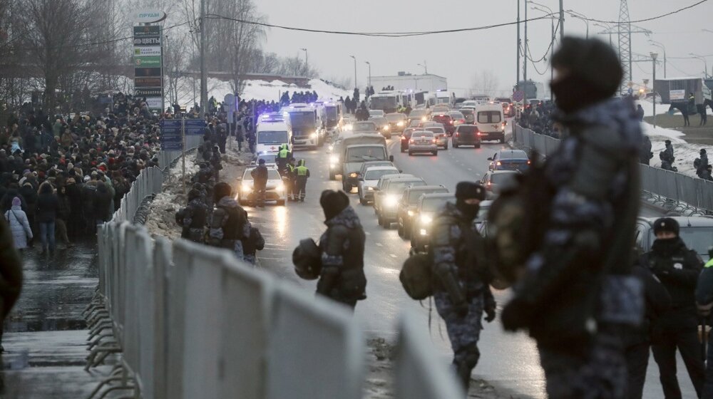 U Rusiji najmanje 56 uhapšenih na mitinzima u znak sećanja na Navaljnog 1