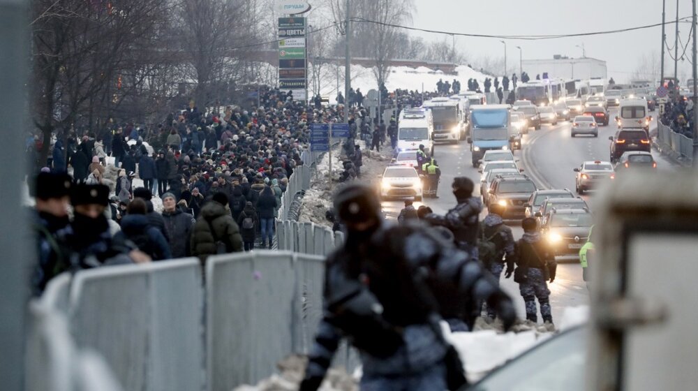 "Putin je ubica", "Ne ratu": Hiljade ljudi na sahrani Navaljnog uprkos hapšenjima i zastrašivanjima iz Kremlja 1
