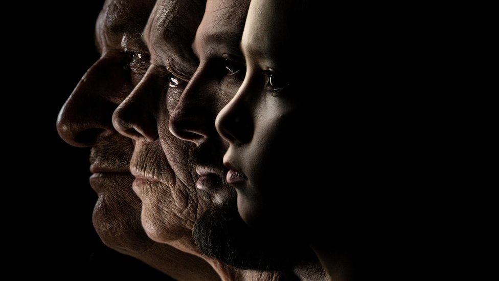 Popularna kultura i večita mladost: Zašto starimo kao tinejdžeri 1 Four faces of different ages