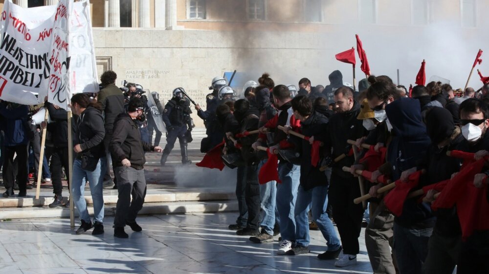 U Grčkoj sukobi tokom studentskih demonstracija protiv privatnih univerziteta, pet povređenih (FOTO) 1