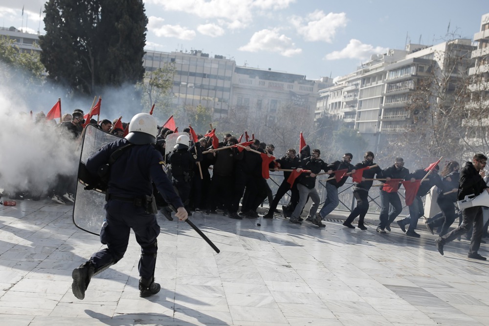 U Grčkoj sukobi tokom studentskih demonstracija protiv privatnih univerziteta, pet povređenih (FOTO) 3