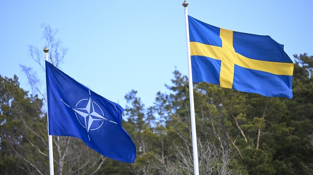 Podignuta švedska zastava ispred sedišta NATO 1
