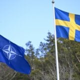 Podignuta švedska zastava ispred sedišta NATO 8