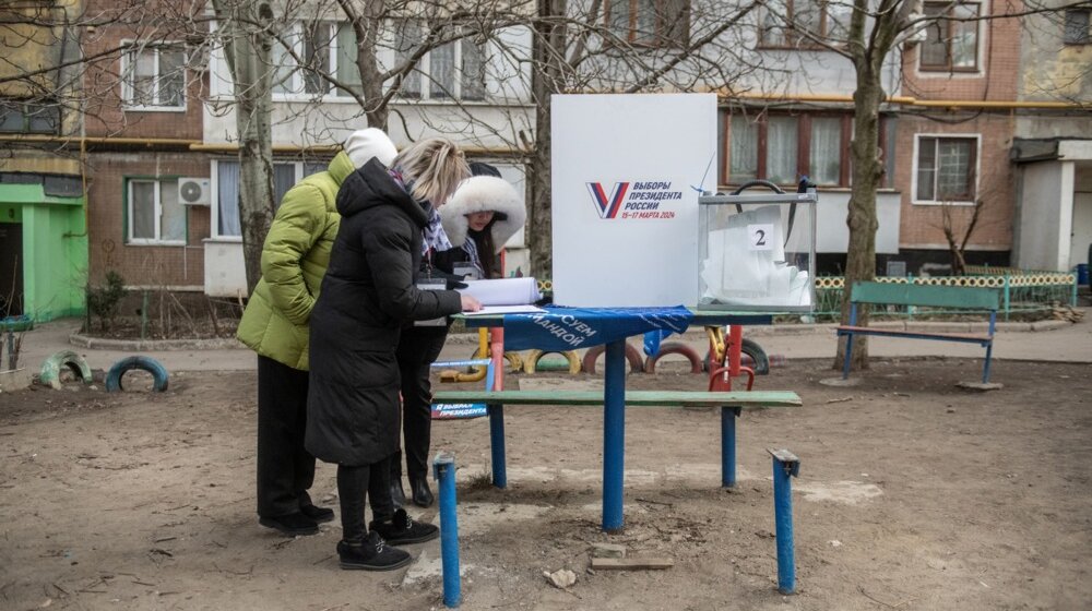 Jedan drži glasačku kutiju, drugi pušku: Ovako se glasa u okupiranim delovima Ukrajine 1