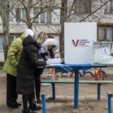 Jedan drži glasačku kutiju, drugi pušku: Ovako se glasa u okupiranim delovima Ukrajine 6