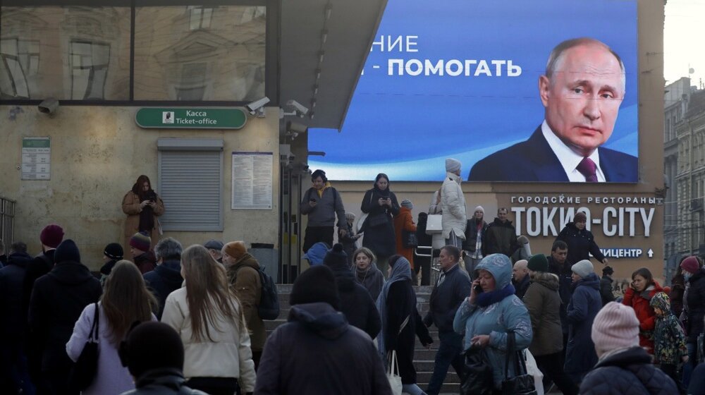 Od lade do peciva i uvijača za kosu: Moskovski tajms sačinio spisak "poklona" za Ruse koji budu glasali za Putina 1