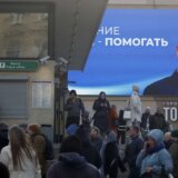 Od lade do peciva i uvijača za kosu: Moskovski tajms sačinio spisak "poklona" za Ruse koji budu glasali za Putina 7