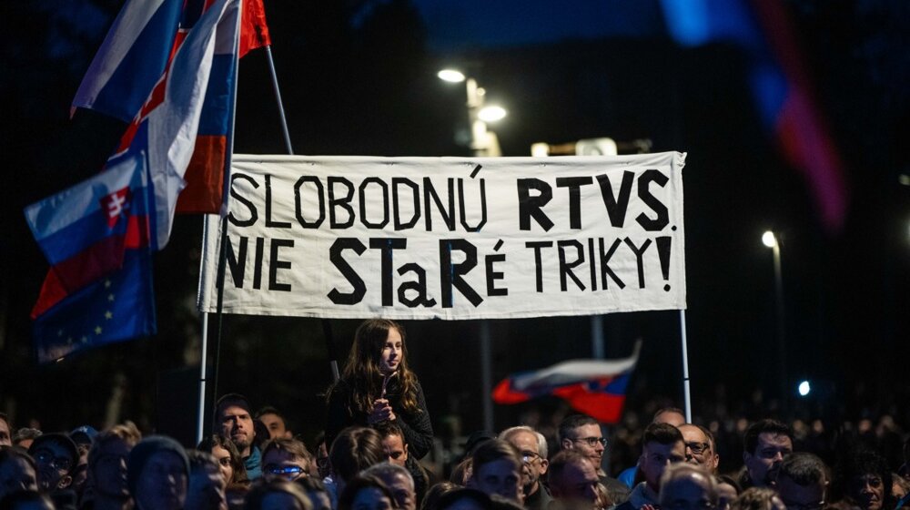 "Nećemo trubu za vladinu propagandu": Protest u Slovačkoj zbog namere Fica da izmeni sistem javnog informisanja 1