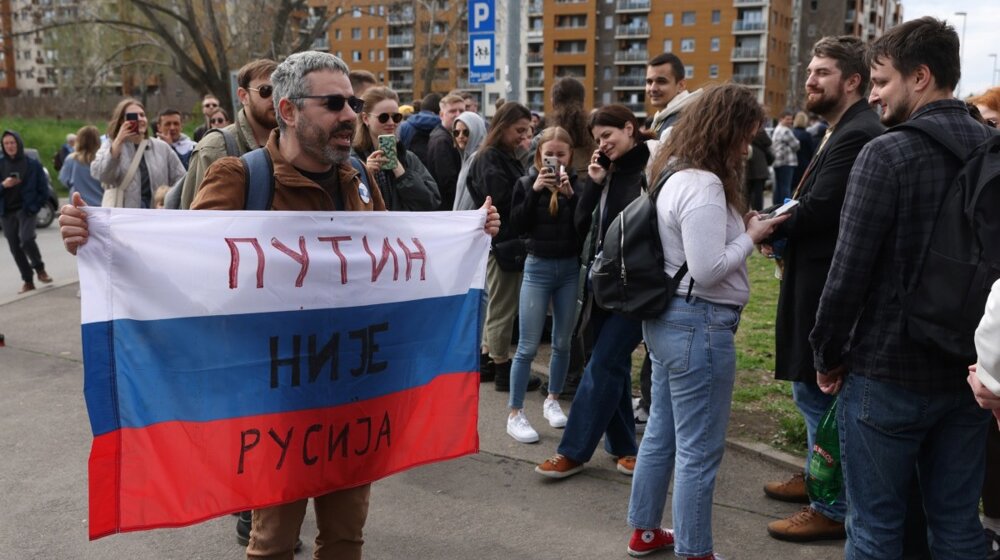 (FOTO) "Ne priznati Putina legitimnim predsednikom, već tiraninom": Rusko demokratsko društvo iznelo kako su glasali Rusi u Srbiji 1