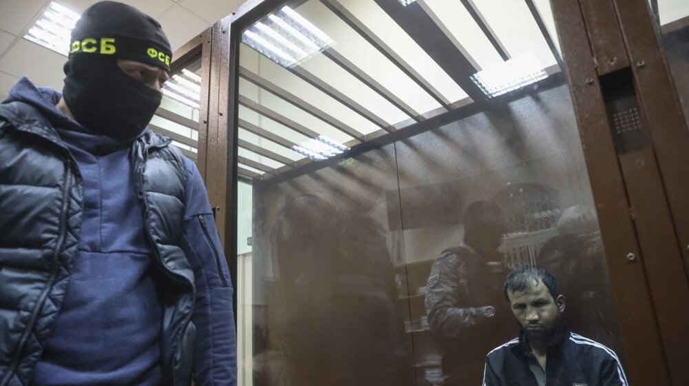 (FOTO) Optuženi za napad u Moskvi stigli na sud nakon ispitivanja: Jednom fali deo uva, drugi u kolicima… 1