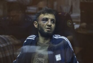 (FOTO) Optuženi za napad u Moskvi stigli na sud nakon ispitivanja: Jednom fali deo uva, drugi u kolicima… 7