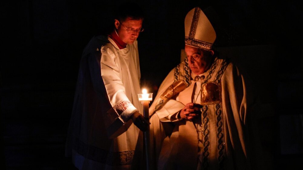 Papa prisustvovao Uskršnjem bdenju u bazilici Svetog Petra u Rimu 1