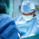 Medicina: Pacijent se ’uspešno oporavlja’ posle transplantacije svinjskog bubrega 6
