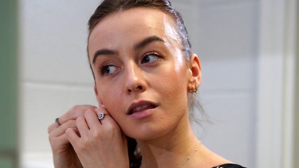 Emili trenira na klizalištu u Šefildu