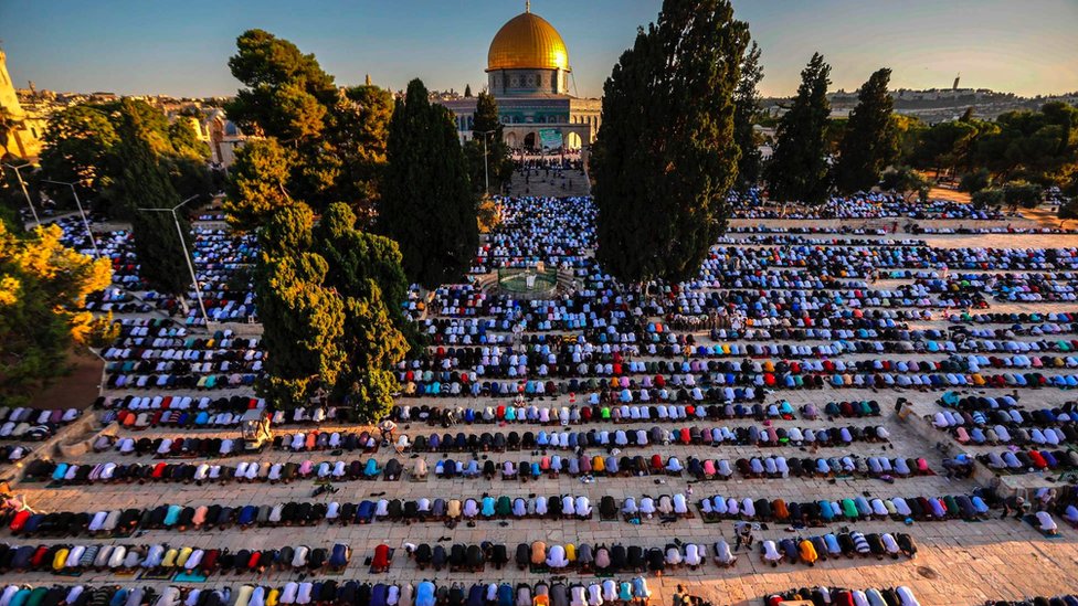 Izrael i Palestinci: Šta je Al Aksa i zašto je žarište sukoba 4 Muslims pray at al-Aqsa compound