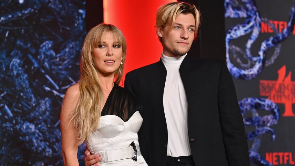 Glumac Metju Modin biće matičar na venčanju koleginice Mili Bobi Braun, zvezde serije „Čudnije stvari“ 2 British actress Millie Bobby Brown (L) and Jake Bongiovi attend "Stranger Things" season 4 premiere at Netflix Brooklyn in New York City on 14 May 2022