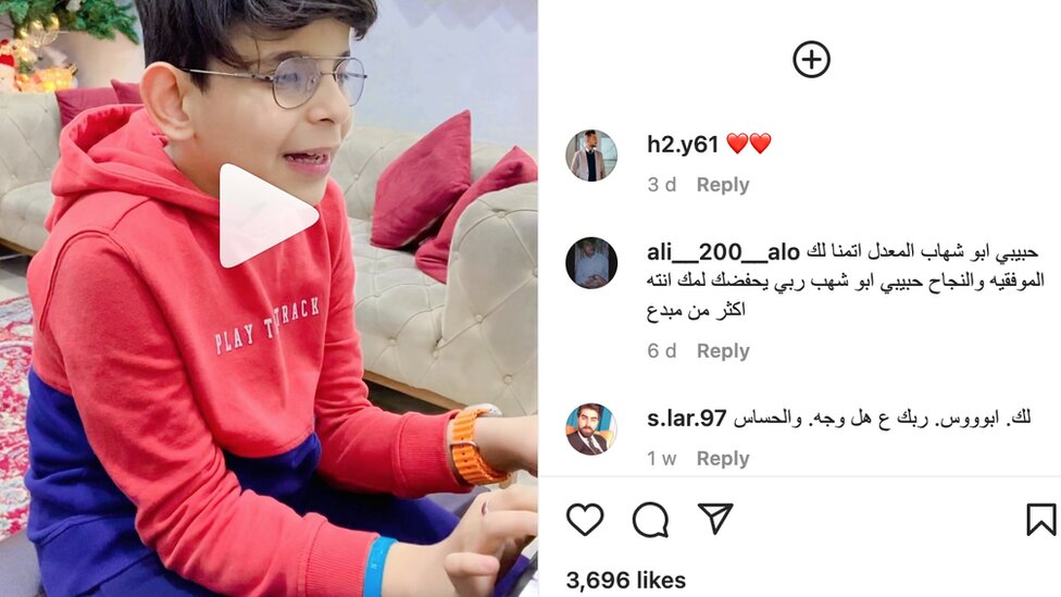 Autizam i Irak: Majka koja na Instagramu objavljuje kako živi njeno dvoje dece 3 A screengrab from Mum Shaimaa's Instagram account showing Mohammed playing the piano