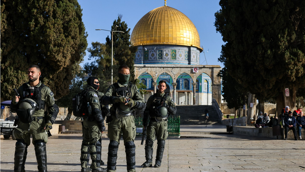 Izrael i Palestinci: Šta je Al Aksa i zašto je žarište sukoba 2 Israeli security personnel on the al-Aqsa site, April 2023