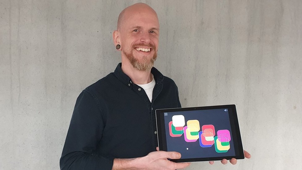 Muzika: Novi instrument koji može da se svira očima 2 Barry Farrimond-Chuong showing off the Clarion