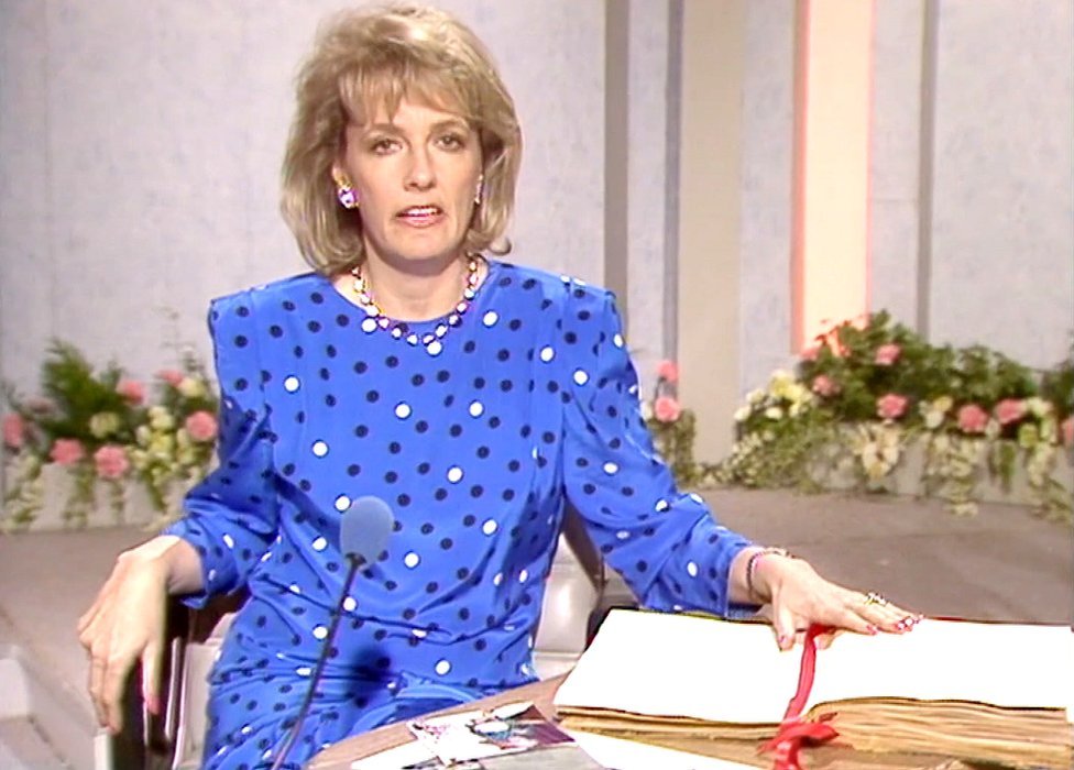 Dama Ester Rancen pokazala je svesku sa isečcima koji detaljno beleže Vintonovu misiju spasavanja u emisiji To je život 1988. godine