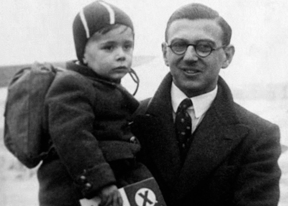 Ser Nikolas Vinton sa Hensijem Bekom, jednim od dece koje je pomogao da se spasu 1939. godine