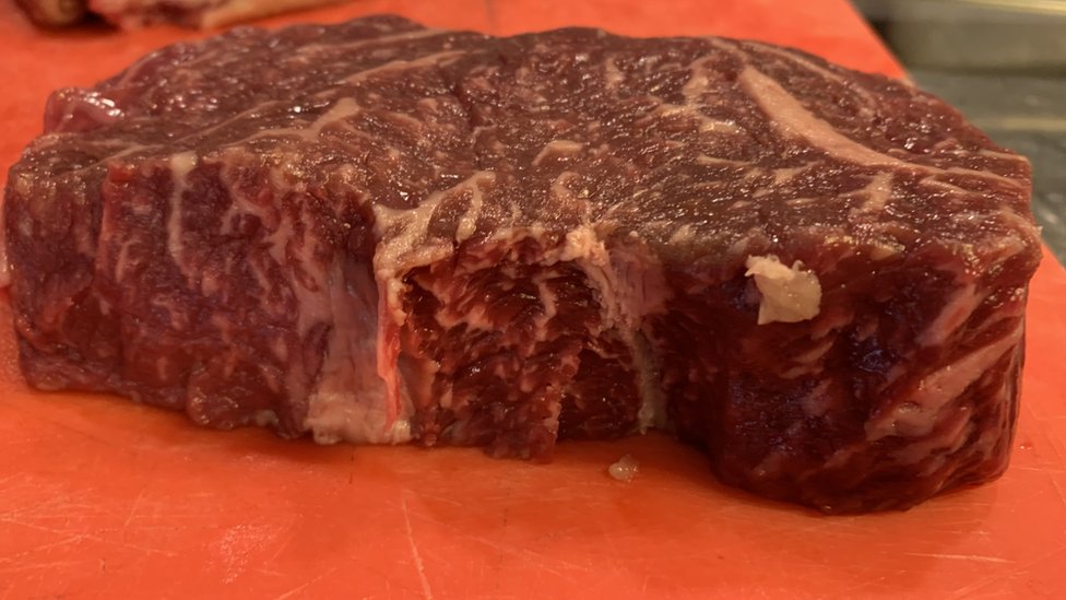 Zalogaj mesa zlata vredan: Skupocene japanske vagju krave stigle u Srbiju 2 Vagju stek